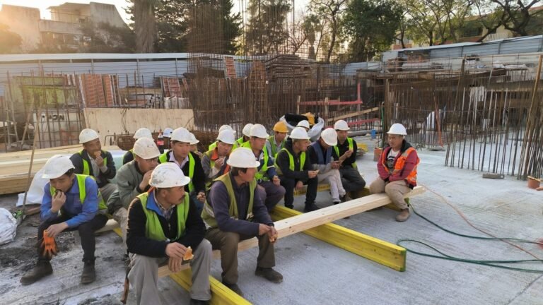 אתרי הבנייה חוזרים לפעילות עבודות הבנייה נעצרו בכל ערי השרון בהתאם להנחיות פיקוד העורף – גם מחר לא צפוי שינוי. אתר בניה