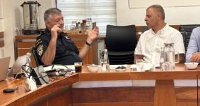 פגישת ראש העיר כפר סבא וניצב פרץ עמר. צילום: עיריית כפר סבא