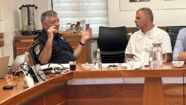 פגישת ראש העיר כפר סבא וניצב פרץ עמר. צילום: עיריית כפר סבא