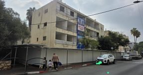 כשגן הילדים הופך לשכן של אתר בנייה: ההורים בהרצליה זועמים על העירייה — “פינוי־בינוי על הגב של הילדים”