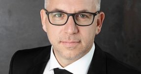 דיירת סרבנית בפרויקט תמ״א ברעננה תחויב לחתום על ההסכם – או שעורך הדין יחתום בשמה