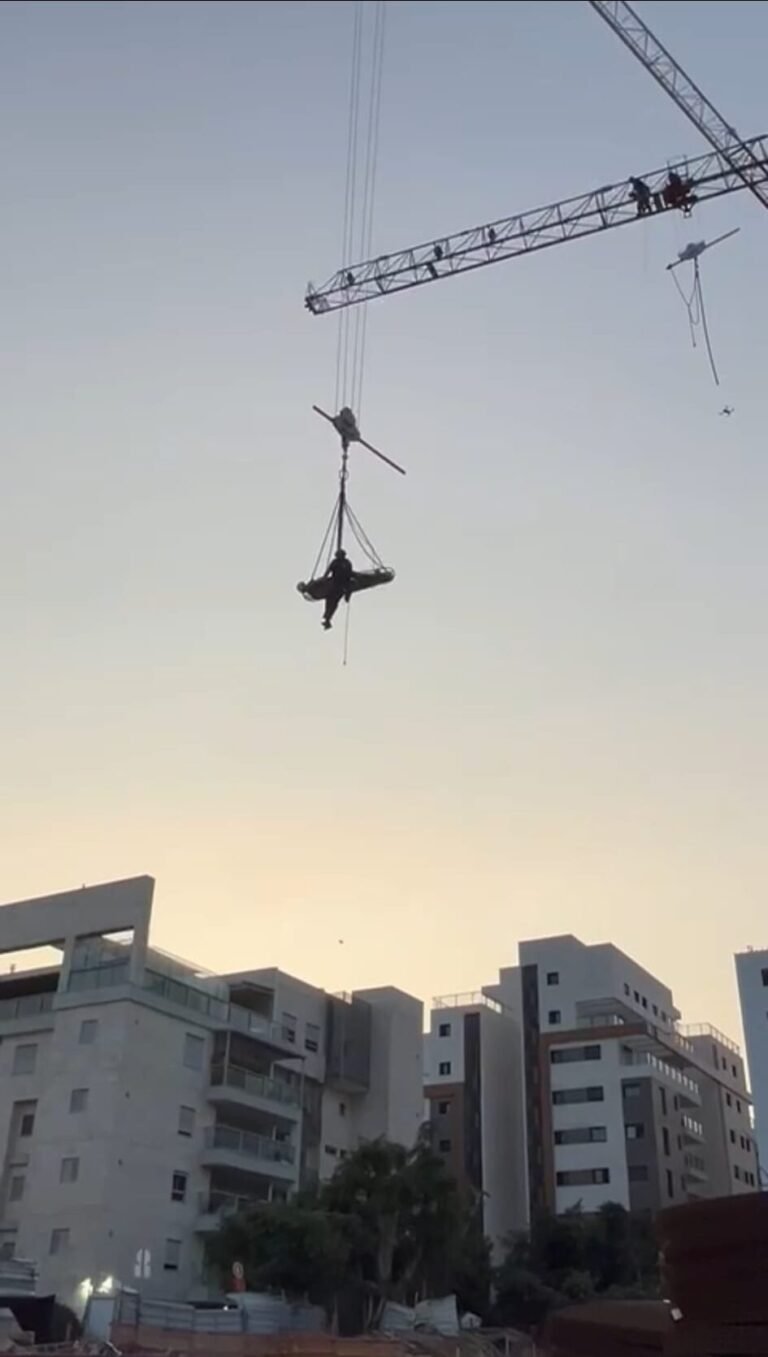 פועל נפצע בתאונת עבודה על עגורן בגובה 50 מטרים ברעננה; חולץ בפעולה מורכבת קרדיט צילום: כבאות והצלה לישראל מחוז מרכז.